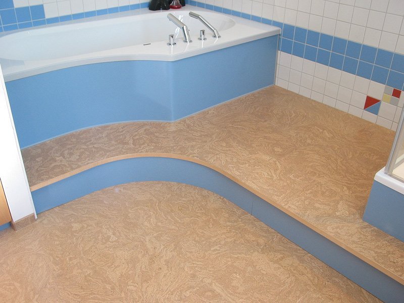 Варианты деревянной отделки для пола в ванной