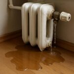 Течет батарея отопления: когда вызывать аварийную службу