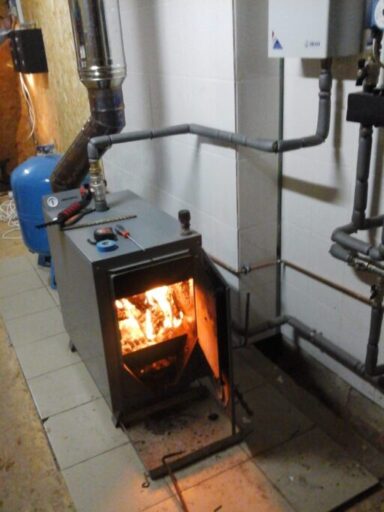 Дровяное отопление дома, установка твердотопливного котла отопления, монтаж труб и радиаторов отопления