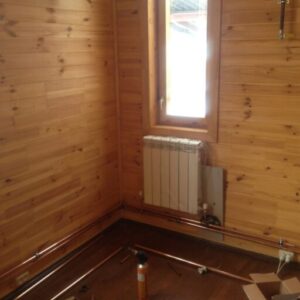 Установка радиатора отопления в частном деревянном доме на кухне