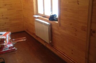 Установка радиатора в холле деревянного дома, монтаж и крепление труб из меди к стене деревянного дома