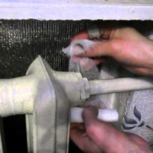 Устранение протекания в отопительной трубе к радиатору
