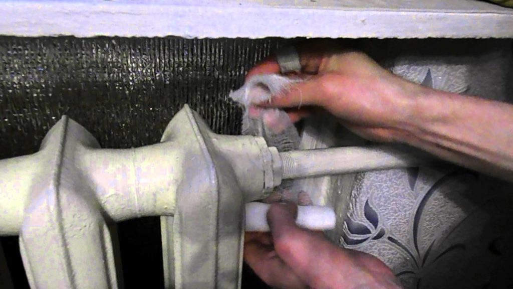 Устранение протекания в отопительной трубе к радиатору